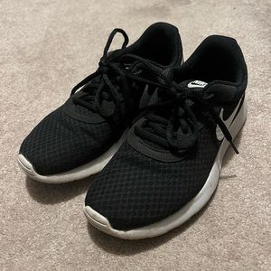 Nike revolution women’s shoes